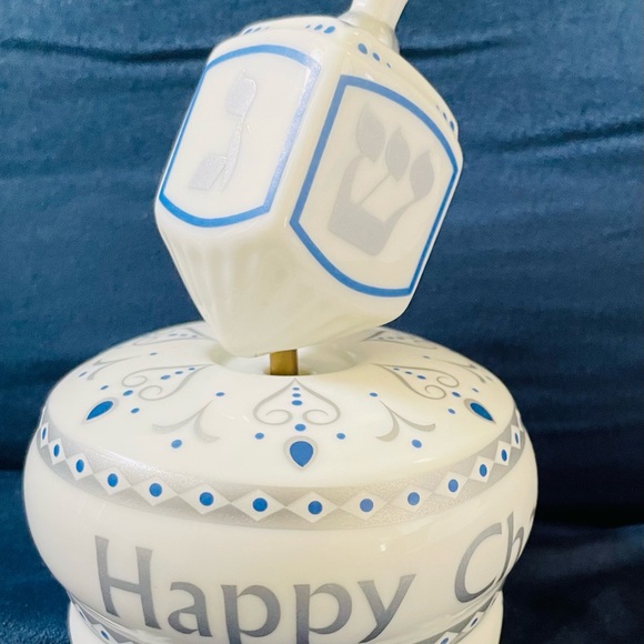Judaica-Hanukkah Dreidel music box-turning dreidel-famous song-Avon exclusive - Picture 1 of 4